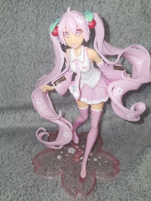 Продаються фігурки аніме