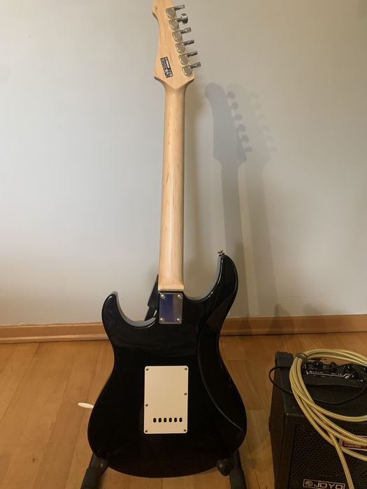 Gitara Yamaha Pacifica 112j razem z wzmacniaczem oraz kablem.