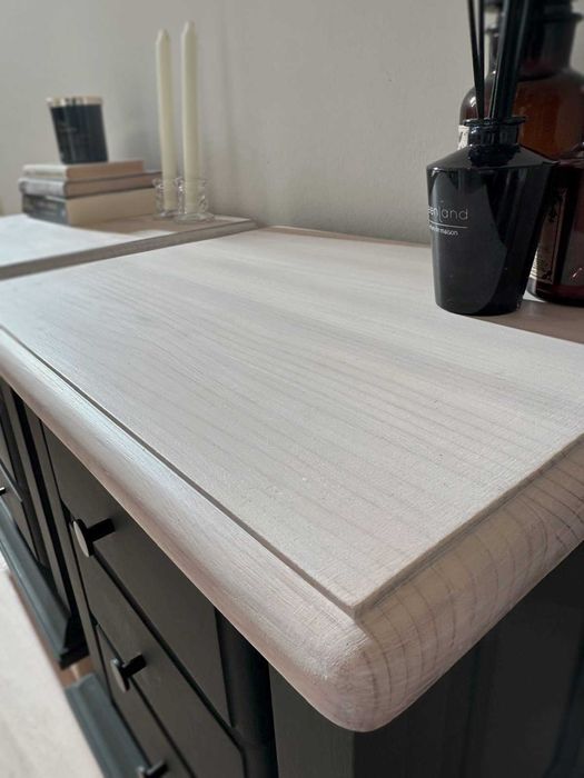 Conjunto de Mesas de Cabeceira Restauradas em tinta de giz preta