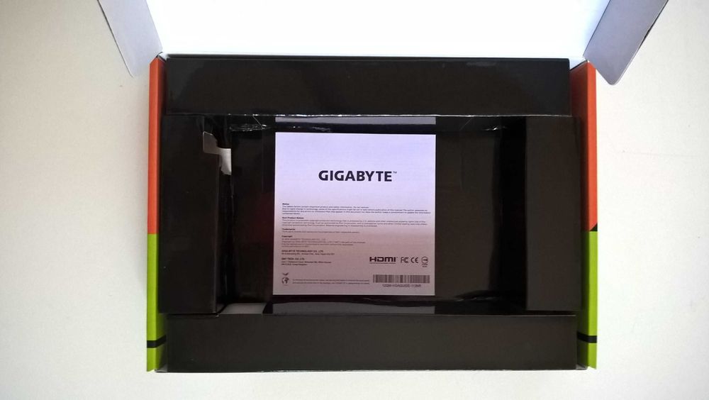 Puste pudełka po podzespołach komputerowych