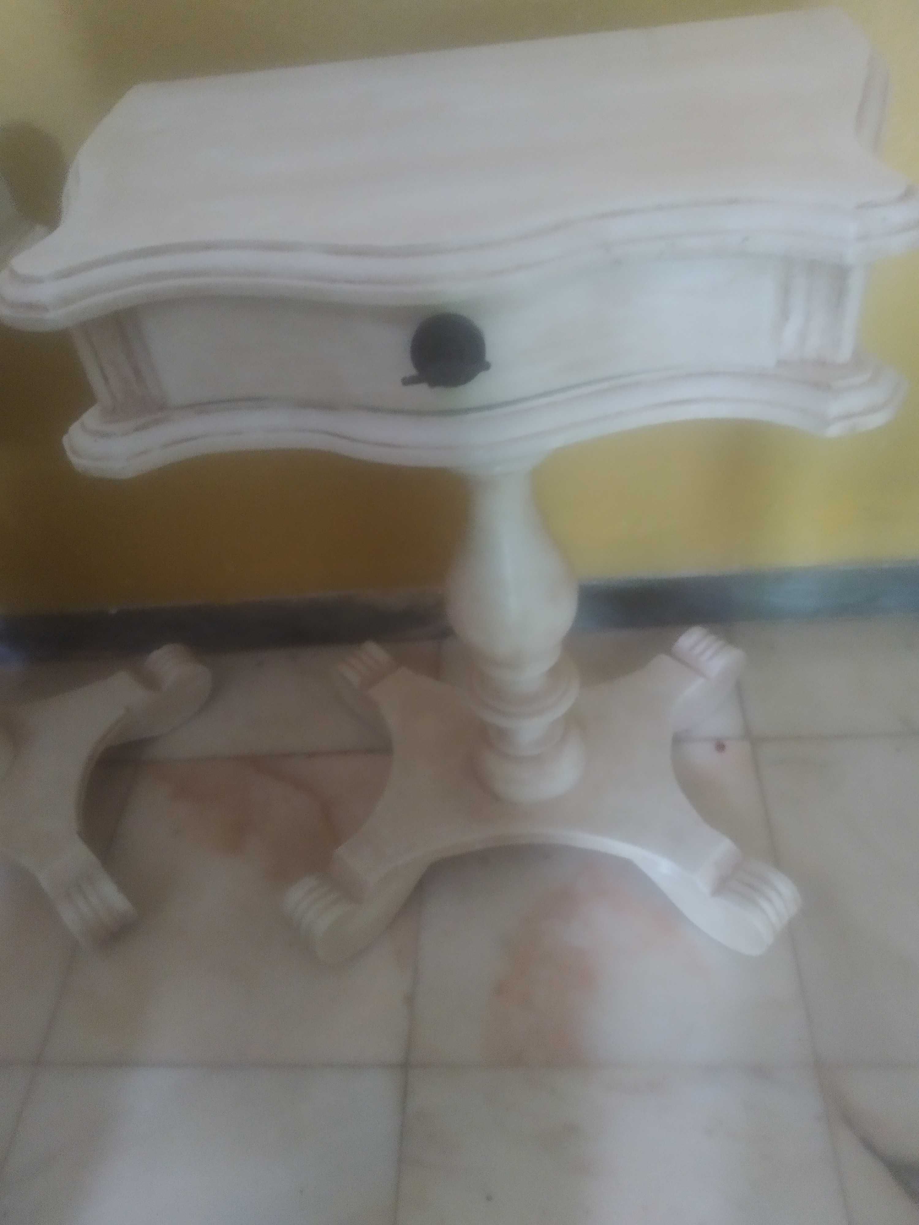 Mesa de madeira maciça restaurada de estilo Clássico