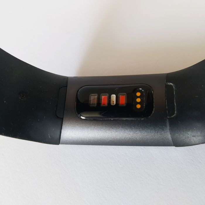 Фитнес браслет Fitbit Charge 3