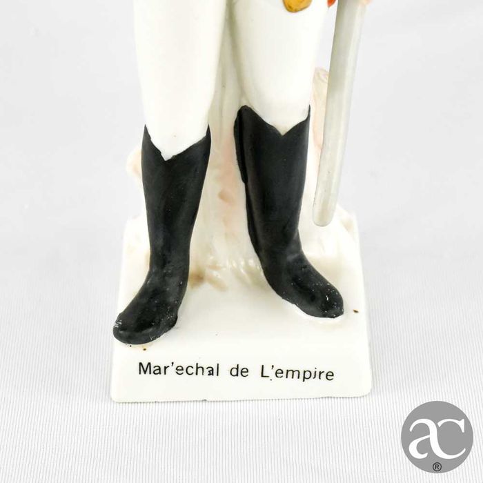 Figura de militar em porcelana francesa “Mar’echal de L’empire”