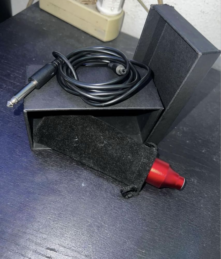 Vendo maquina de tatuar junto com a bateria para funcionar sem fios
