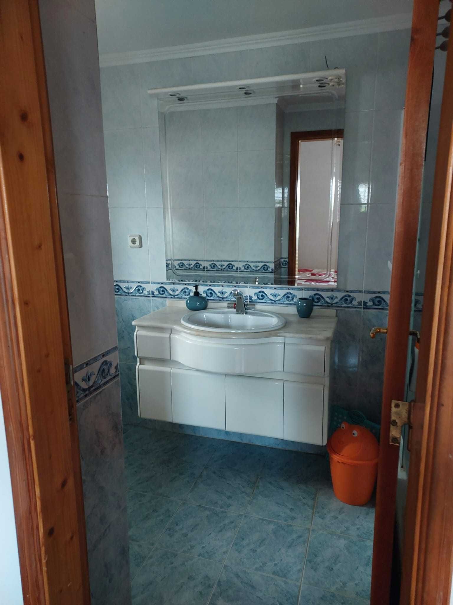 Aluga-se quarto com casa de banho a estudante ou trabalhadora