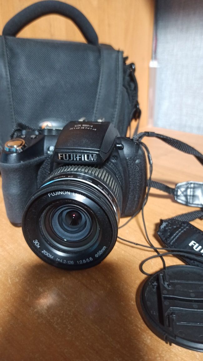 Цифровая камера Fujifilm  FinePix HS10.