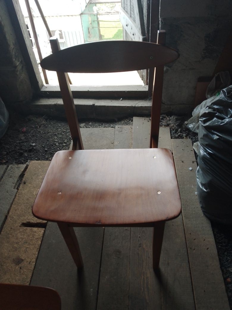 Krzesła z PRL-u po odnowieniu