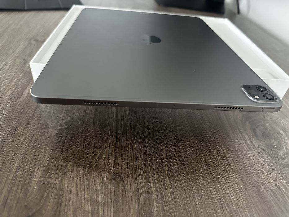 Apple iPad Pro 12.9” (6th Gen, 2022) • 128 ГБ • Wi-Fi