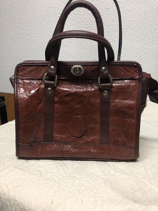 Vendo duas carteiras ,uma castanha outra preta