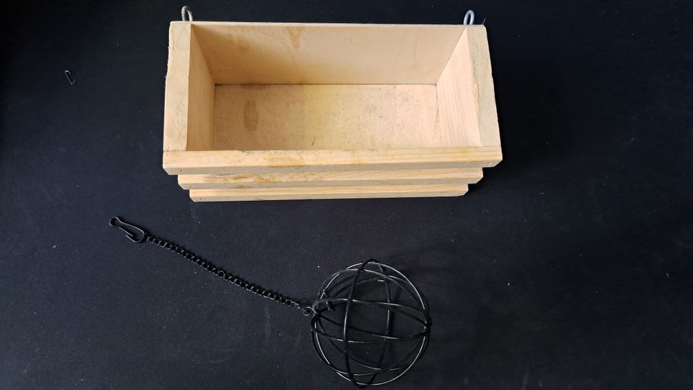 Drewniany karmnik na sianko + wisząca metalowa kulka na sianko