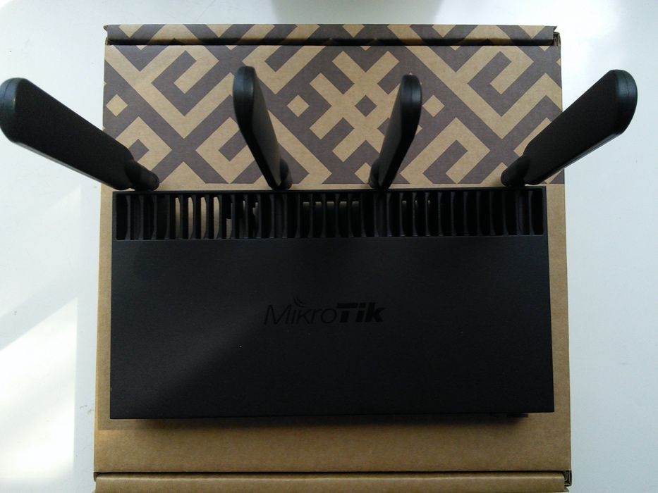 MikroTik RB4011iGS+5HacQ2HnD-IN CPU2GHz RAM 1Gb FSP+10Gb WiFi AC 33dBm