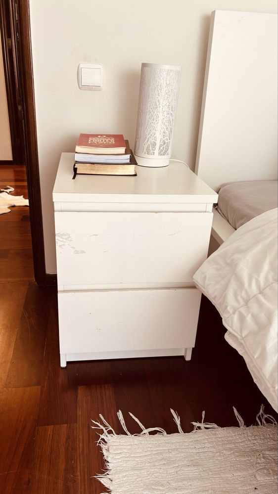 Conjunto cama casal com colchão + 2 mesas de cabeceira