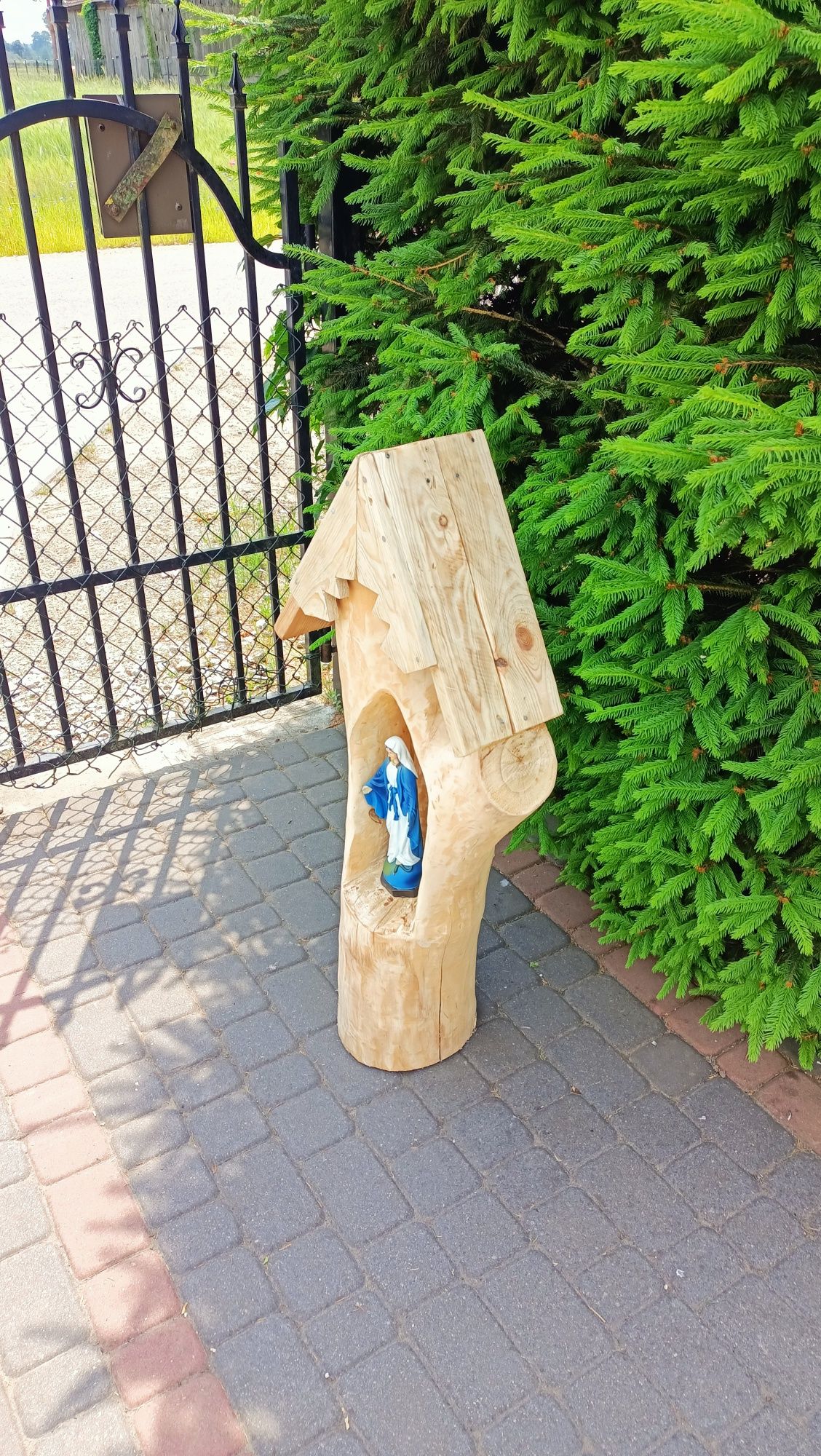 Kapliczka ogrodowa z figurą matki Bożej