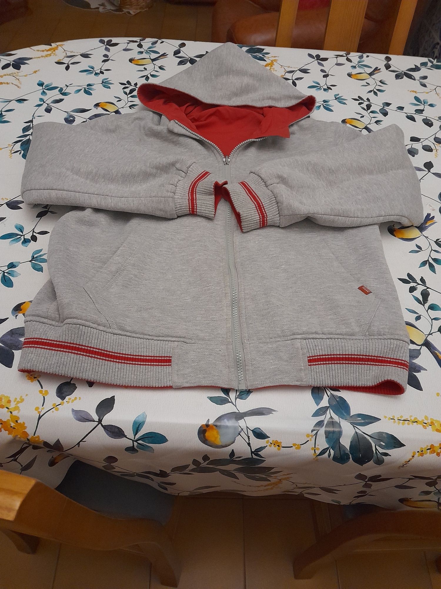 Blusão reversível vermelho e cinza com carapuço (Tam L/XL)