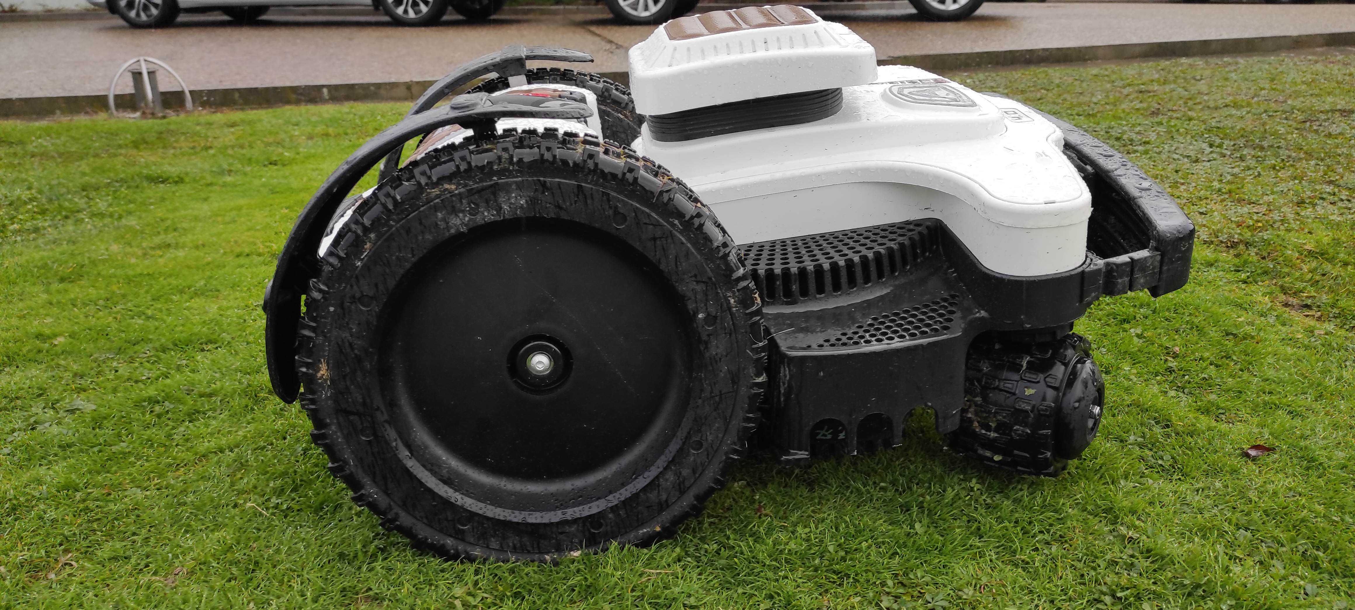 Kosiarka automatyczna Ambrogio 4.0 ELITE 4WD do 3500m2 robot koszący