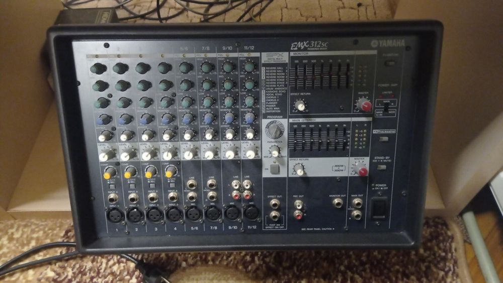 Музальний підсилювач Mixer Yamaha mod.EMX 312 SC в гарному стані .
Мож
