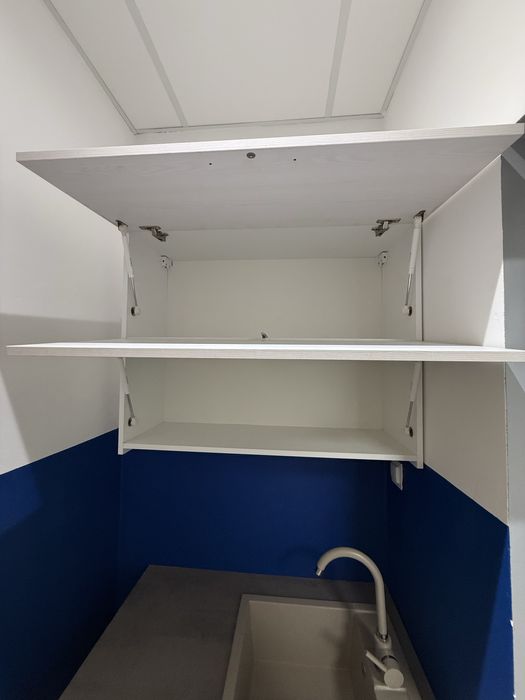 Zestaw kuchenny: blat ze zlewem, bateria, szafka dolna i górna