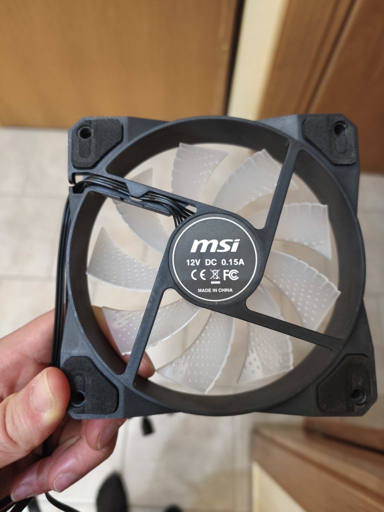 4 ventoinhas MSi com RGB + cabo de ligação