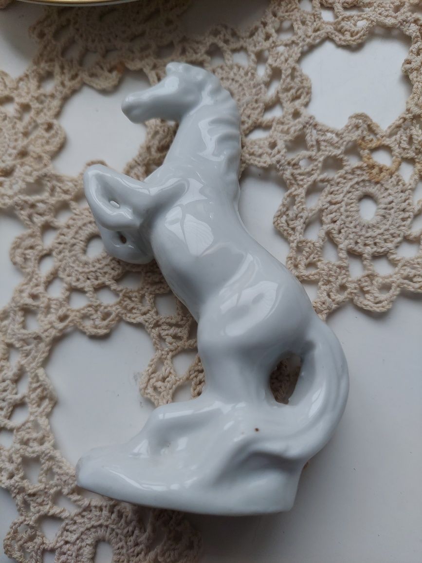 Figurka ,  koń  , porcelana