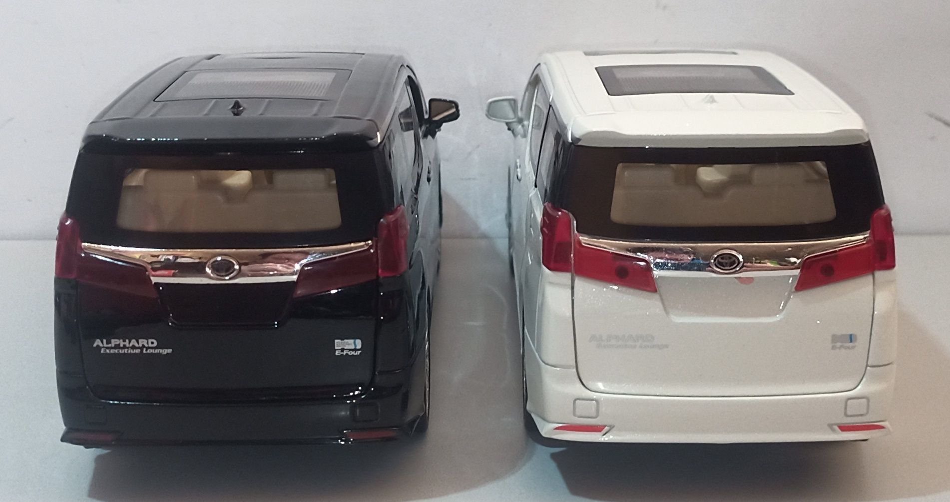 Toyota ALPHARD Executive Lounge модель 1:24 ТМ Автосвіт. Звук, свет.