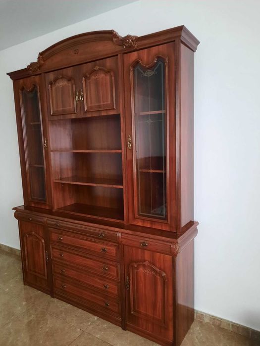 Продається шафа-вітрина