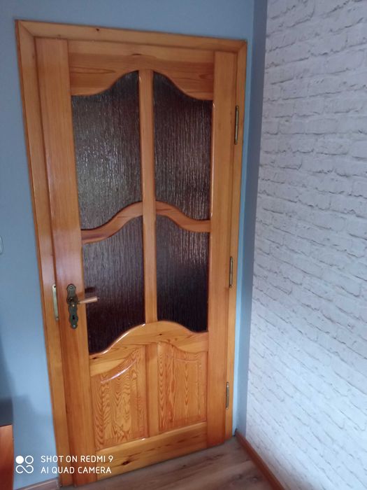 drzwi drewniane z futrynom