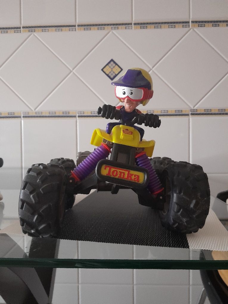 Brinquedo mota com comando à distância  tonka