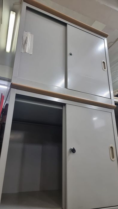 Armário metálico cor cinza