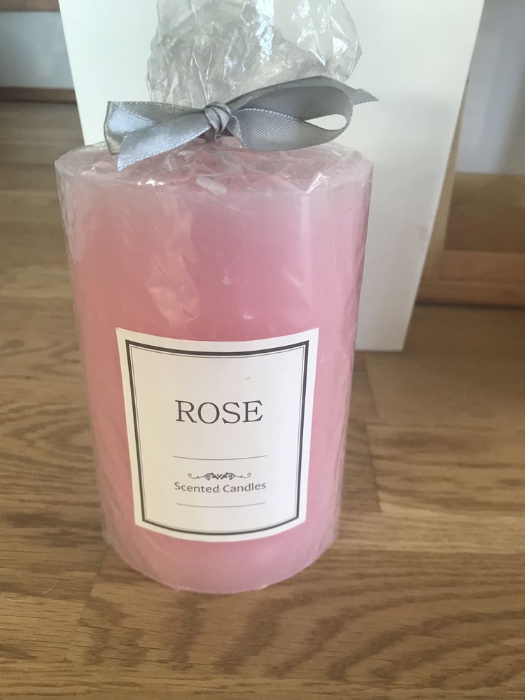 Duża różowa świeca parafinowa