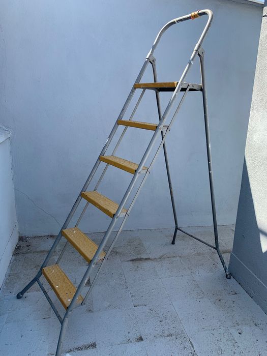 Escadote em ferro com 6 degraus com apoio