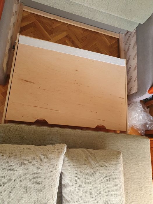 Mini sofa rozkładana ze schowkiem na pościel