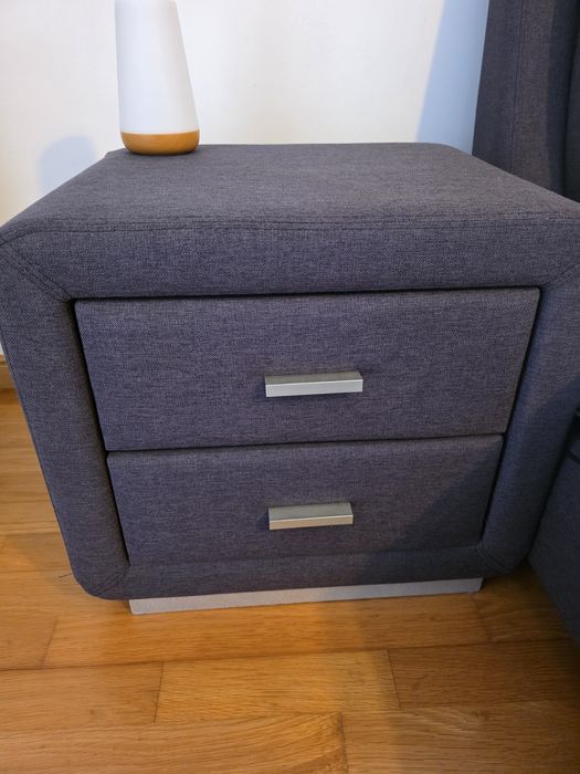 Mobília de quarto: Cama e mesas de cabeceira