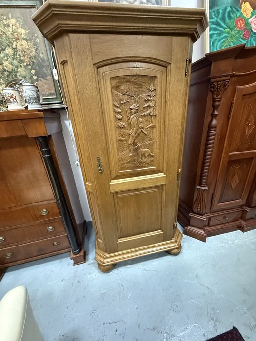 Szafa z rzezbionym frontem