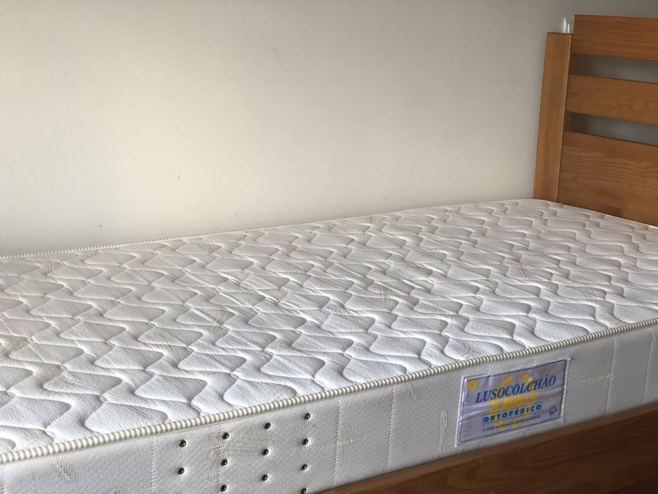 Cama de solteiro com gaveta por baixo +2 colchoes +mesinha de cabeceir