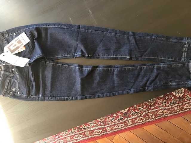 3 Jeans Novos Berska com etiquetas Originais total 10 Euros