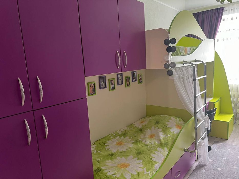 Меблі в дитячу кімнату (ліжка, шафа)