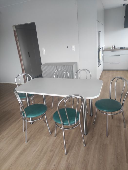 Stół do jadalni wraz z krzesłami