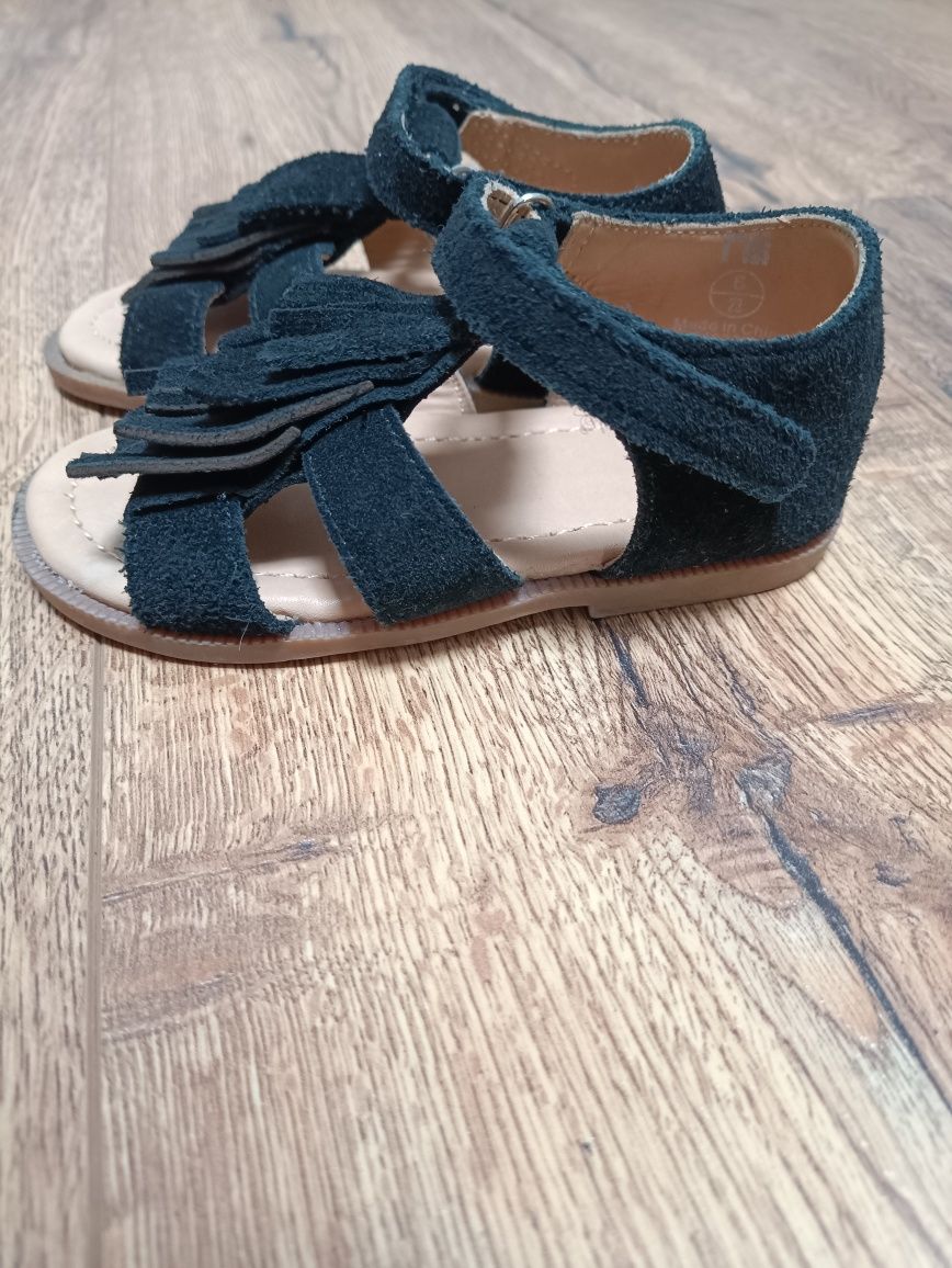 Sandałki zamszowe boho z frędzelkami na rzep