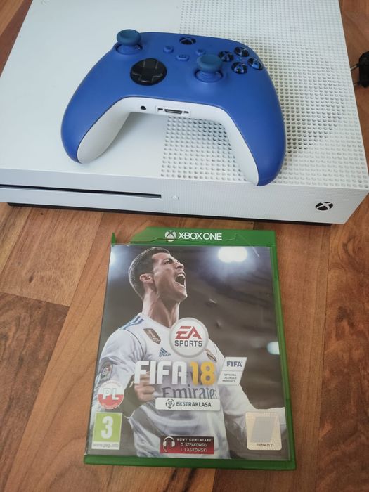 Xbox one s 1TB pad Xbox series gra FIFA 18