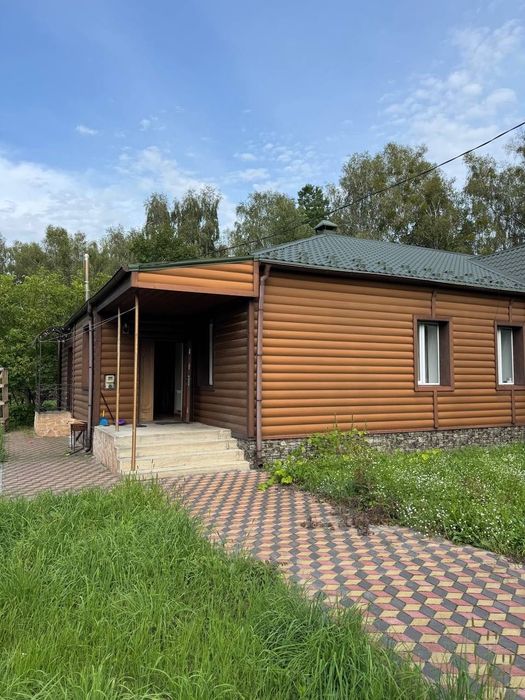Пів будинку з євроремонтом та власною ділянкою