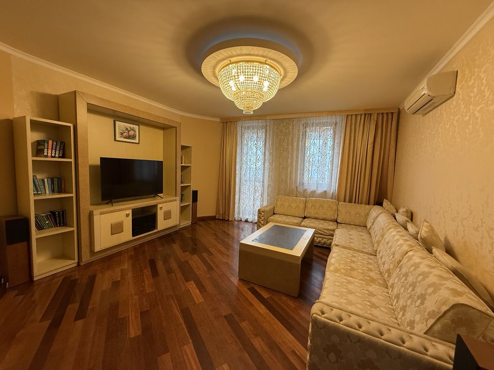 Продам 3х комн.квартиру 117м2,ул.О.Яроша 22,Метро Ботанический Сад