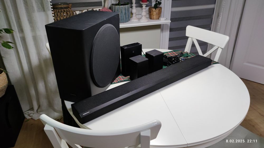 Soundbar Samsung Q800T wraz z dedykowanymi głośnikami przestrzennymi