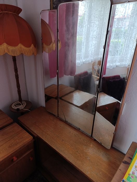 Ogłoszenie ważne do 11 listopada stolik nocny i toaletka PRL