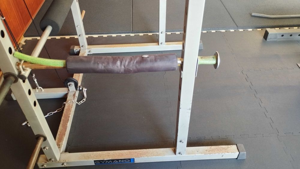 Power rack c/polia alta/baixa, barra de elevações e suporte de discos