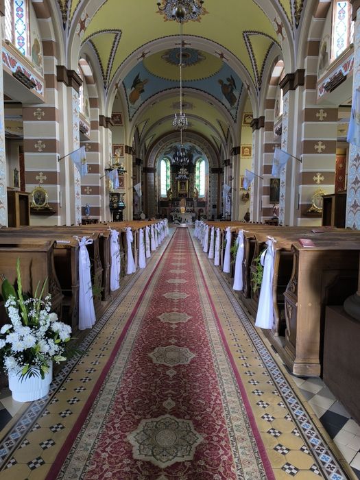 Wykonuje kompleksowe dekoracje ślubne i komunijne