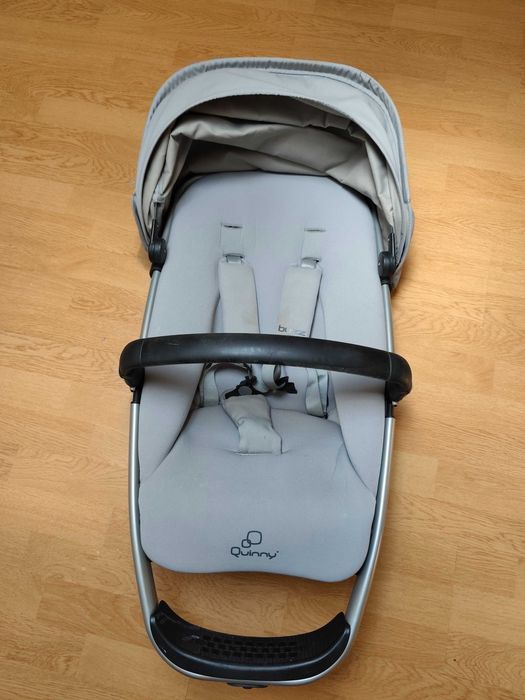 Carrinho de bebé Quinny Buzz Xtra com capa para a chuva