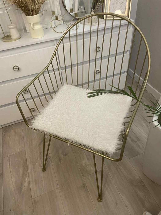 Złote krzesła ozdobne