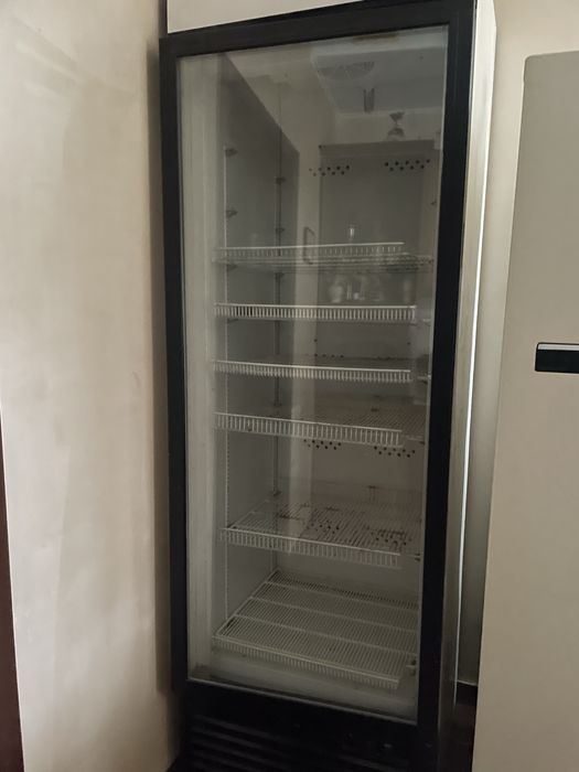 Продам холодильную витрину