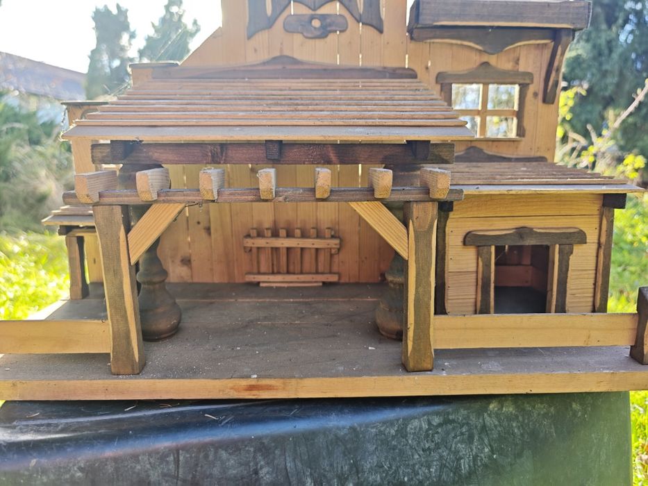 Drewniana stajenka bar saloon z drewna boże narodzenie