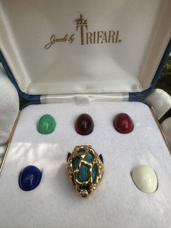 Вінтажний сет від Trifari Crown .